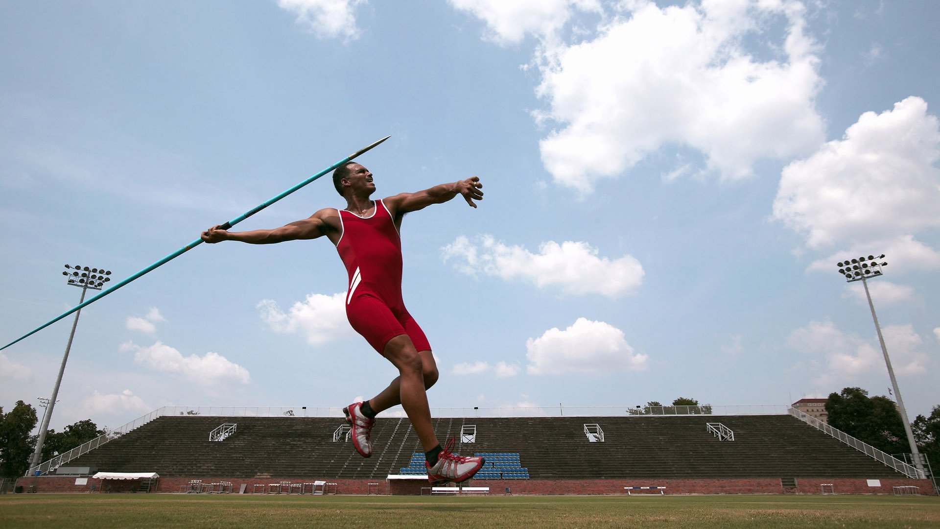 马刺内线球员提升策应能力参与进攻组织，马刺进攻战术